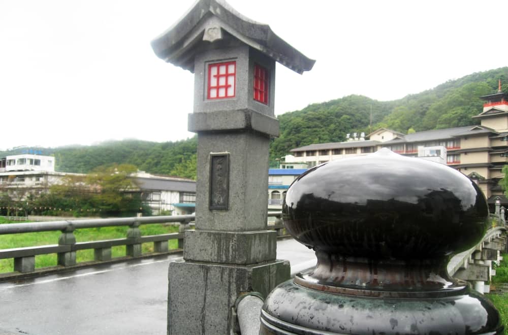 青御影石造りの風流あふれる橋