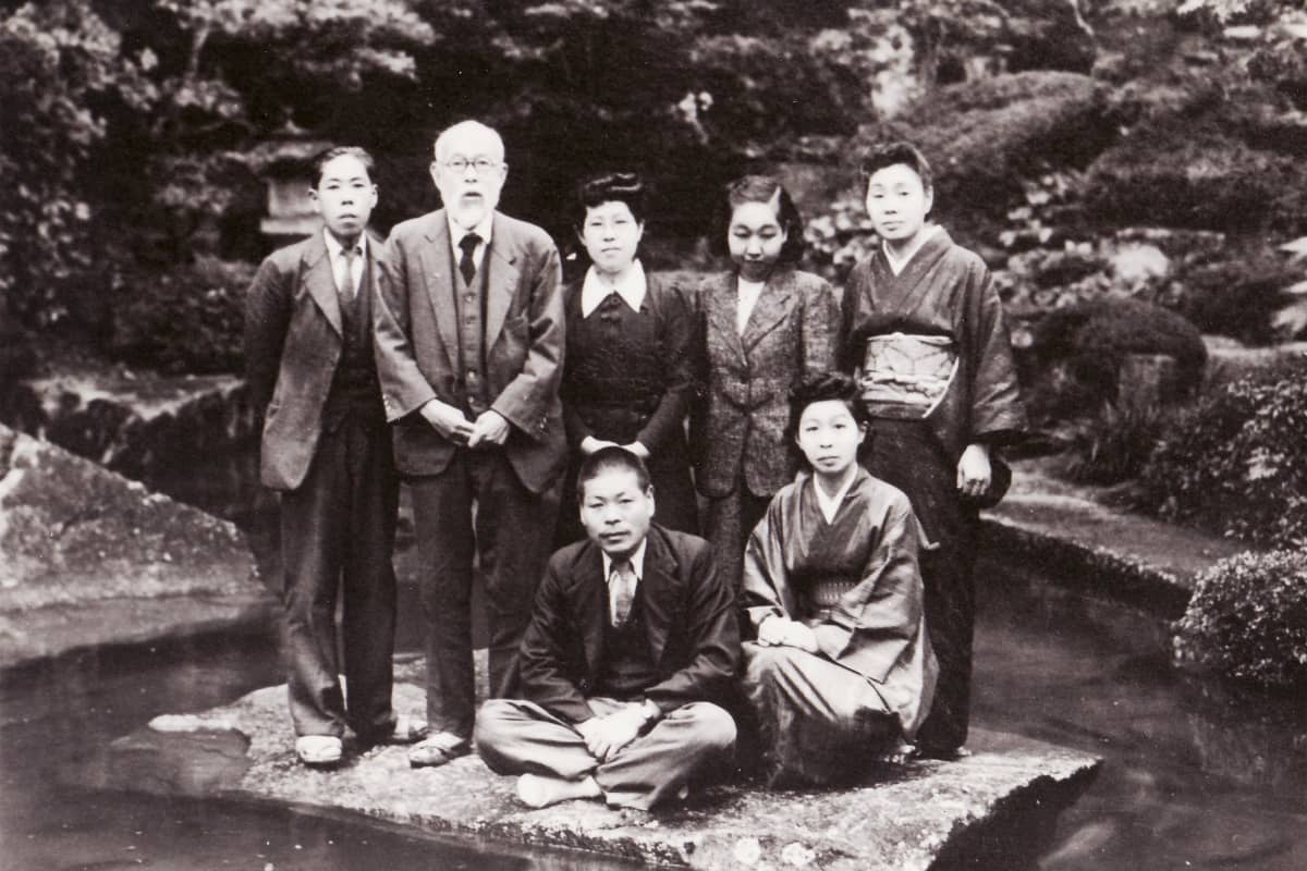 昭和二十五年、当館の庭園で撮影された写真。後列左から二人目が斎藤茂吉、当時の女将と従業員との一枚です。