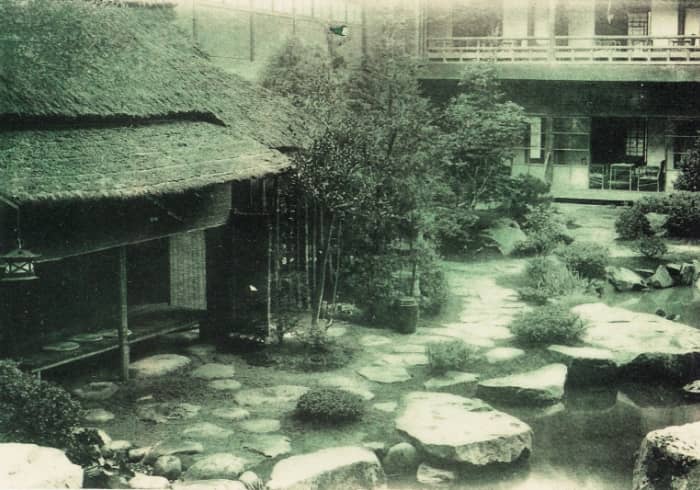 当時の屋号は「岩崎旅館」