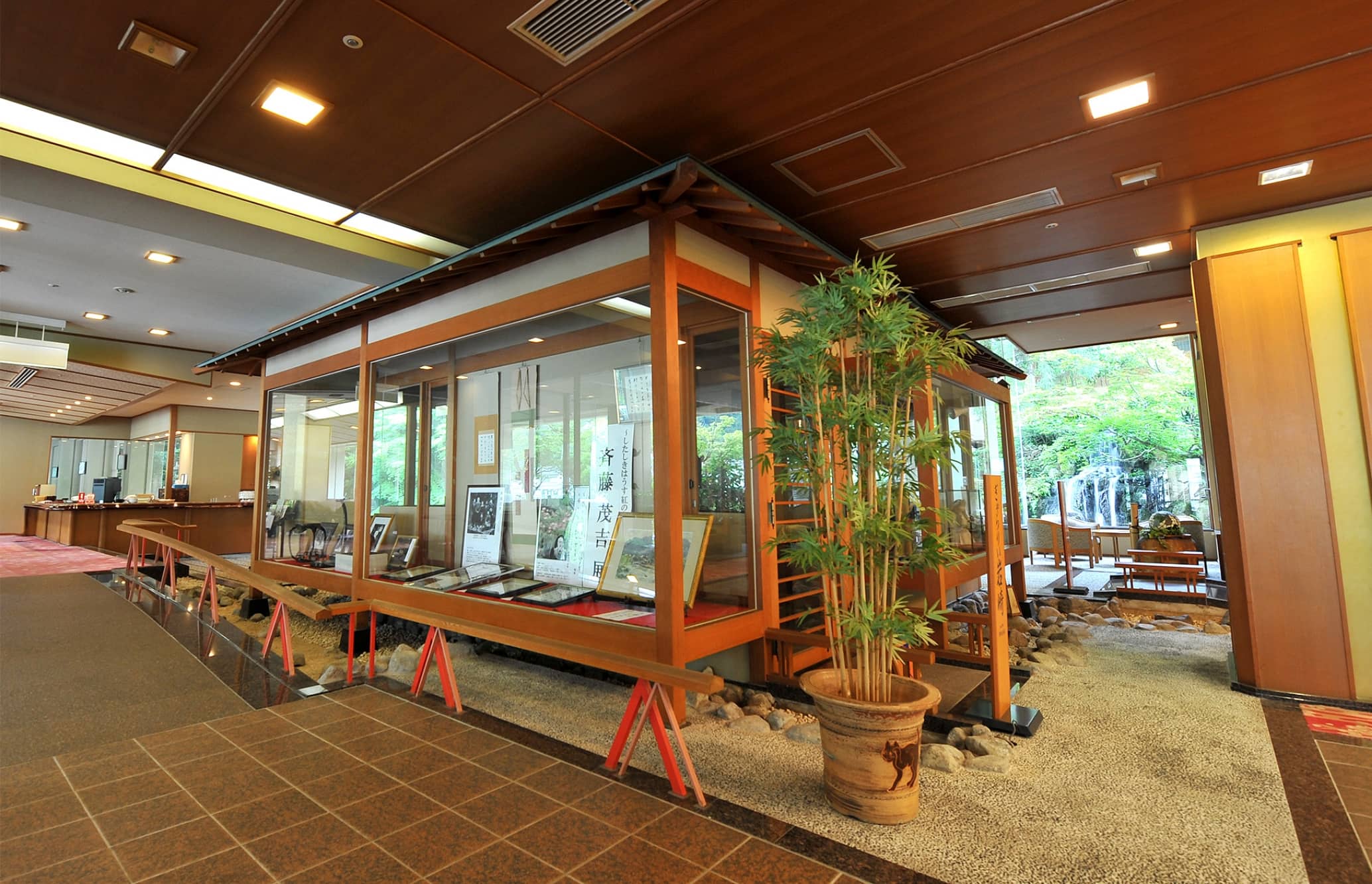 歴史を綴る「ぎゃらりぃ岩崎」
