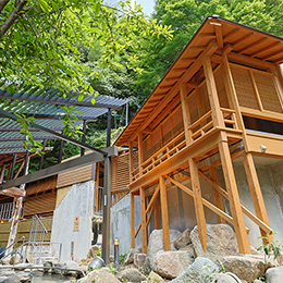 左の湯は野趣あふれる癒しのお風呂