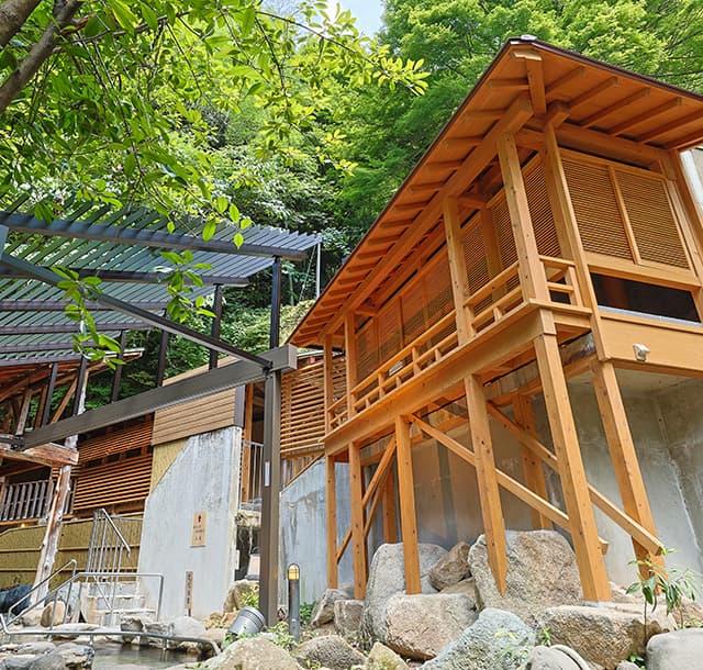 左の湯は野趣あふれる癒しのお風呂