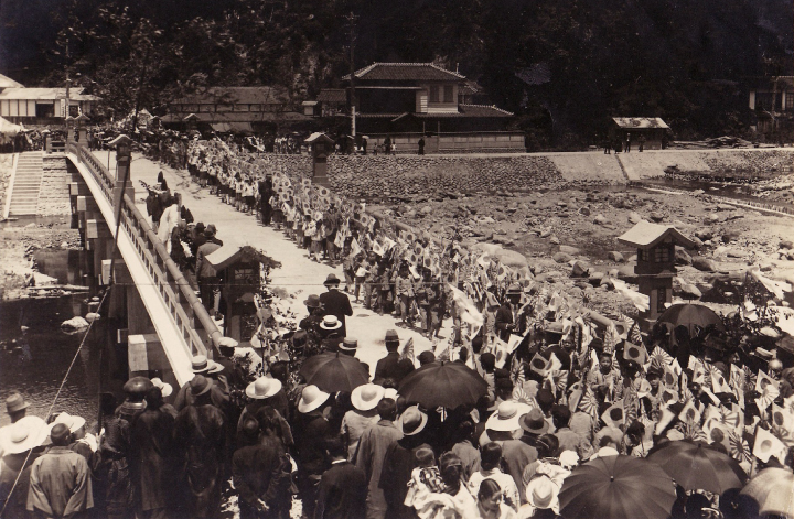 昭和九年、三朝大橋の完成を祝う町民の様子