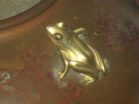 竹田宮家家紋入銅製花瓶の蛙